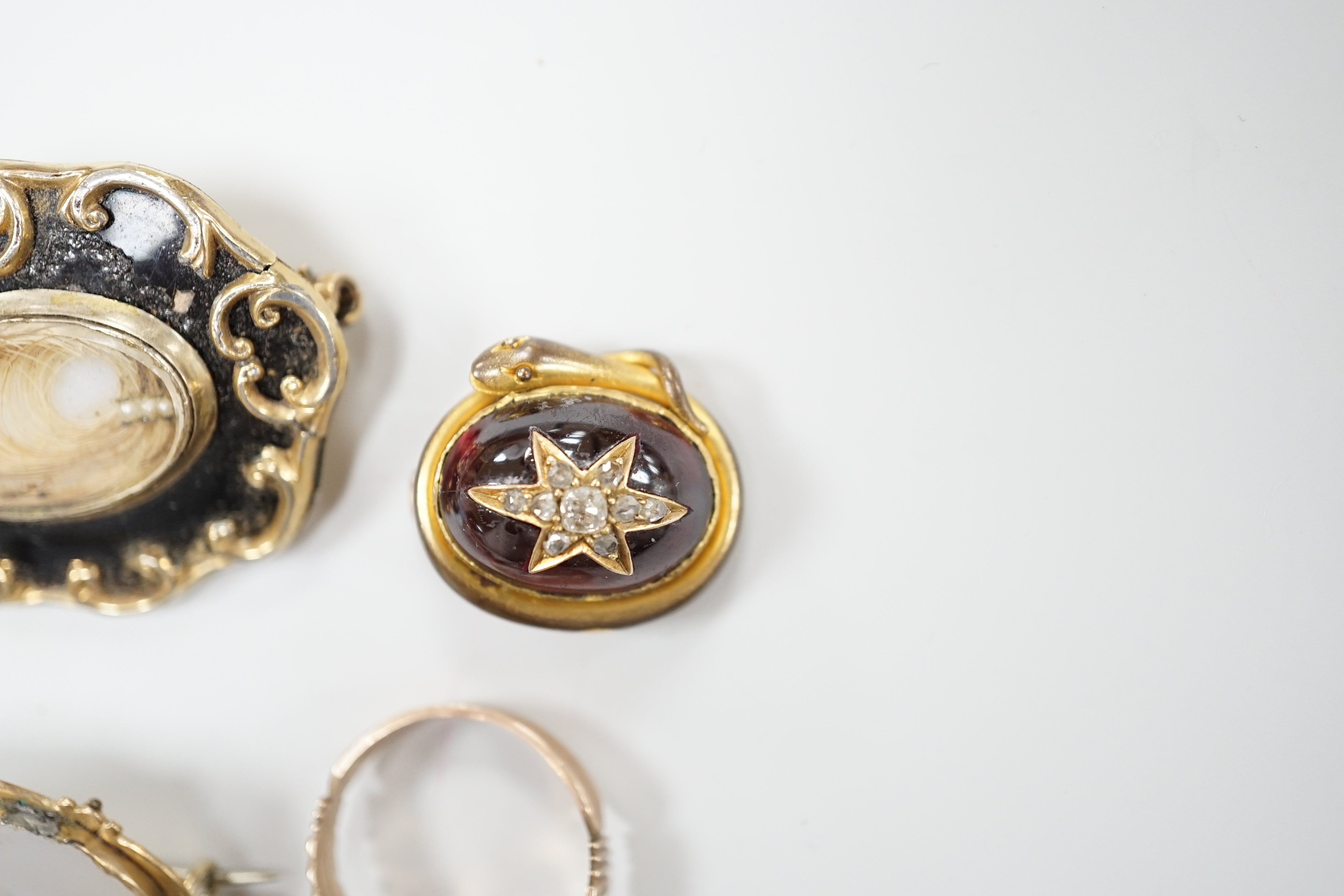 An early Victorian gold and jet ring, lacking central hairwork panel, size O, three assorted brooches and an agate pendant